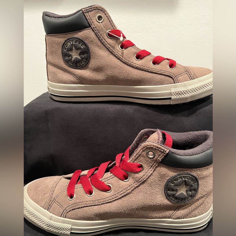 NEW Converse Chuck 70 Suede Size 4